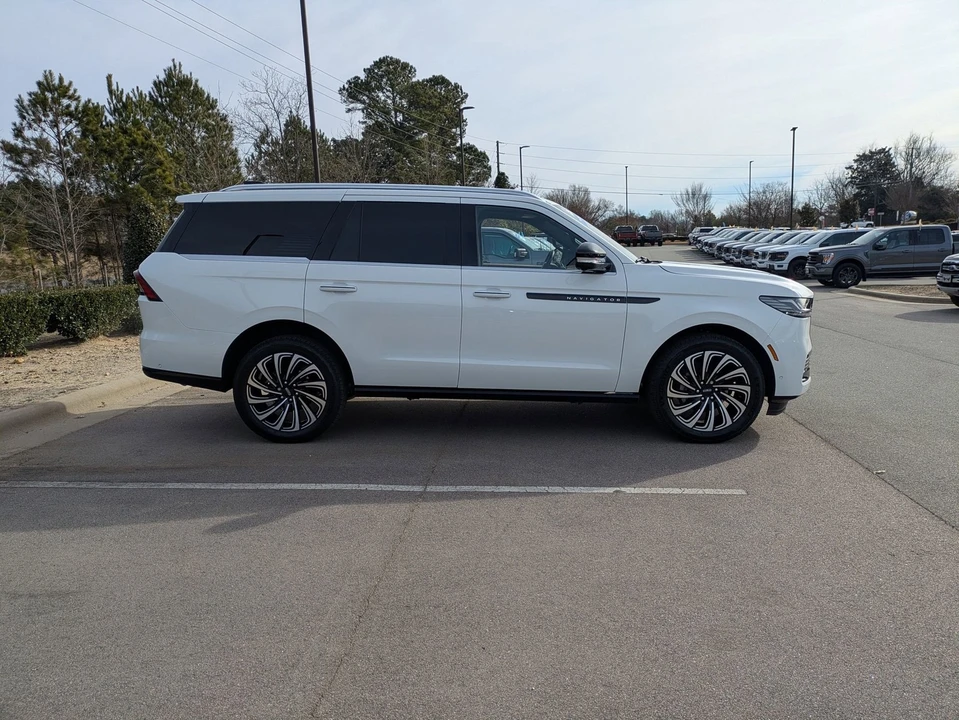 2025 Lincoln Navigator 4th Gen - Image 3 of 12