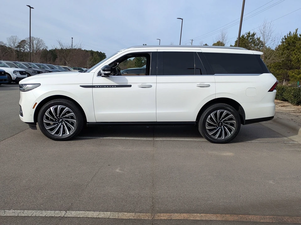 2025 Lincoln Navigator 4th Gen - Image 7 of 12