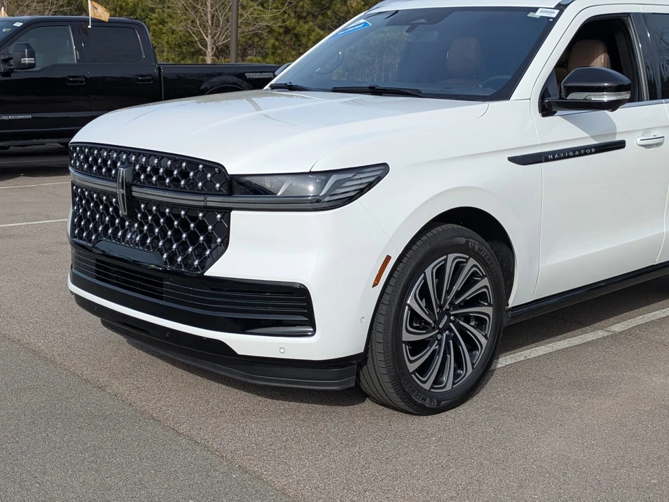 2025 Lincoln Navigator 4th Gen - Image 10 of 12