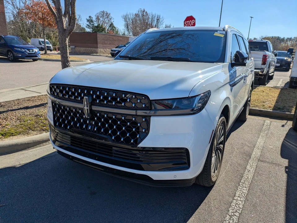 2025 Lincoln Navigator 4th Gen - Image 3 of 4