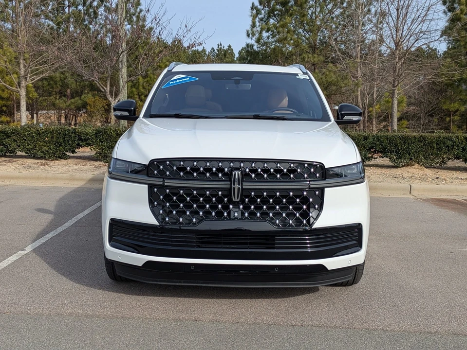 2025 Lincoln Navigator 4th Gen - Image 9 of 12
