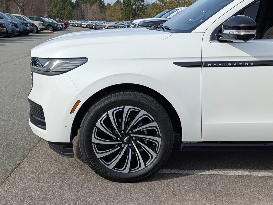 2025 Lincoln Navigator 4th Gen - Image 11 of 12