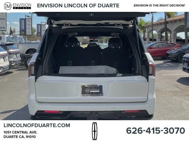 2025 Lincoln Navigator 4th Gen - Image 10 of 12