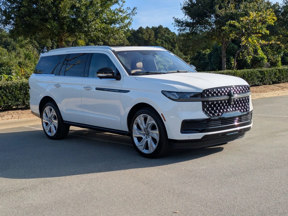 2025 Lincoln Navigator 4th Gen - Image 2 of 12