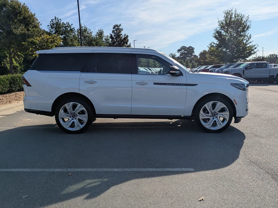 2025 Lincoln Navigator 4th Gen - Image 3 of 12