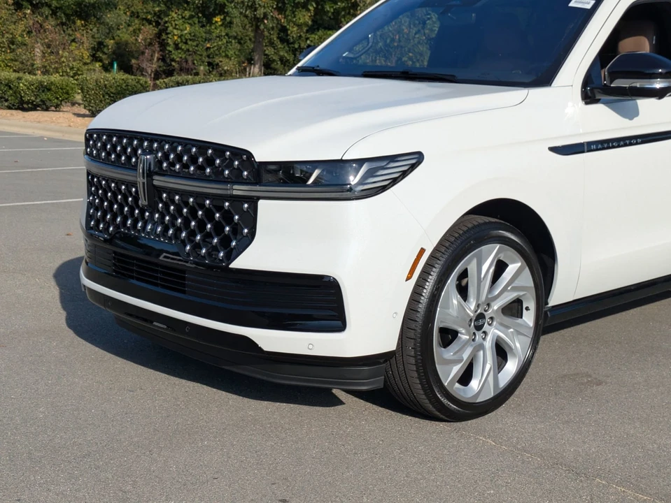 2025 Lincoln Navigator 4th Gen - Image 10 of 12