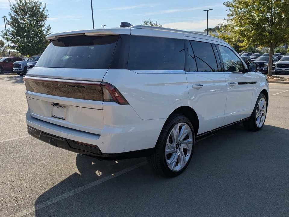 2025 Lincoln Navigator 4th Gen - Image 4 of 12