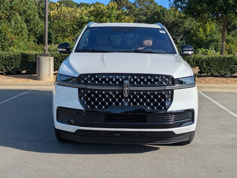 2025 Lincoln Navigator 4th Gen - Image 9 of 12