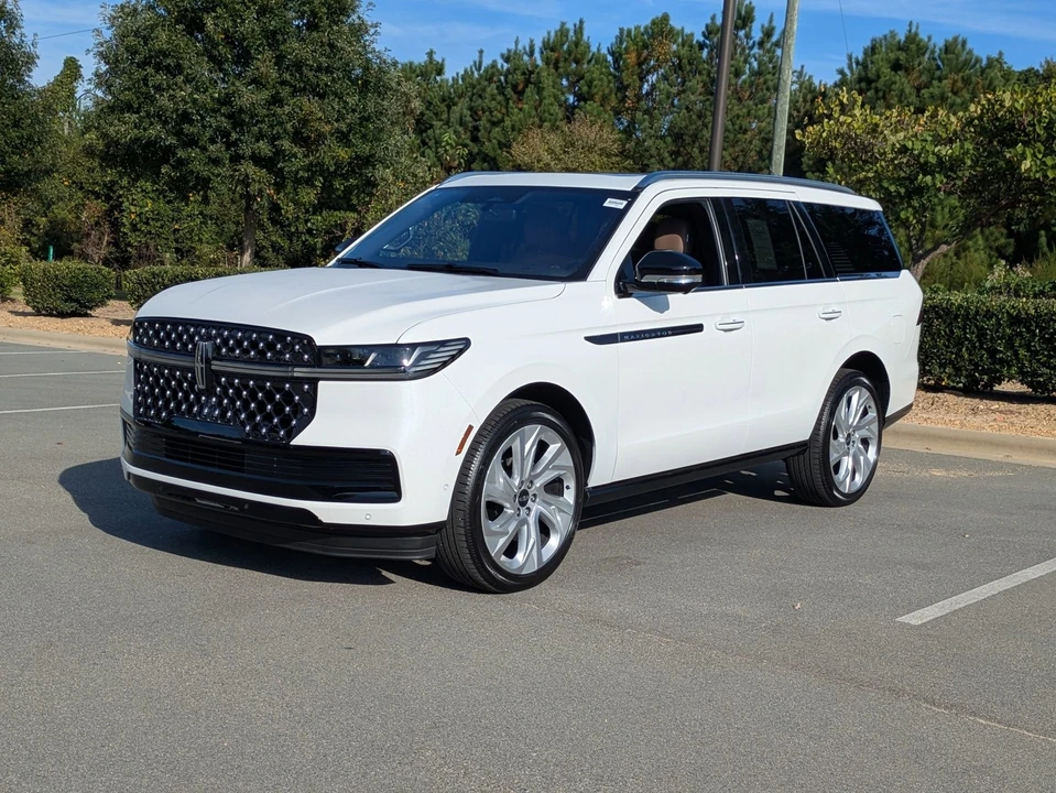 2025 Lincoln Navigator 4th Gen - Image 8 of 12