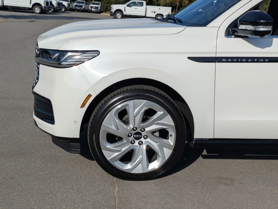 2025 Lincoln Navigator 4th Gen - Image 11 of 12
