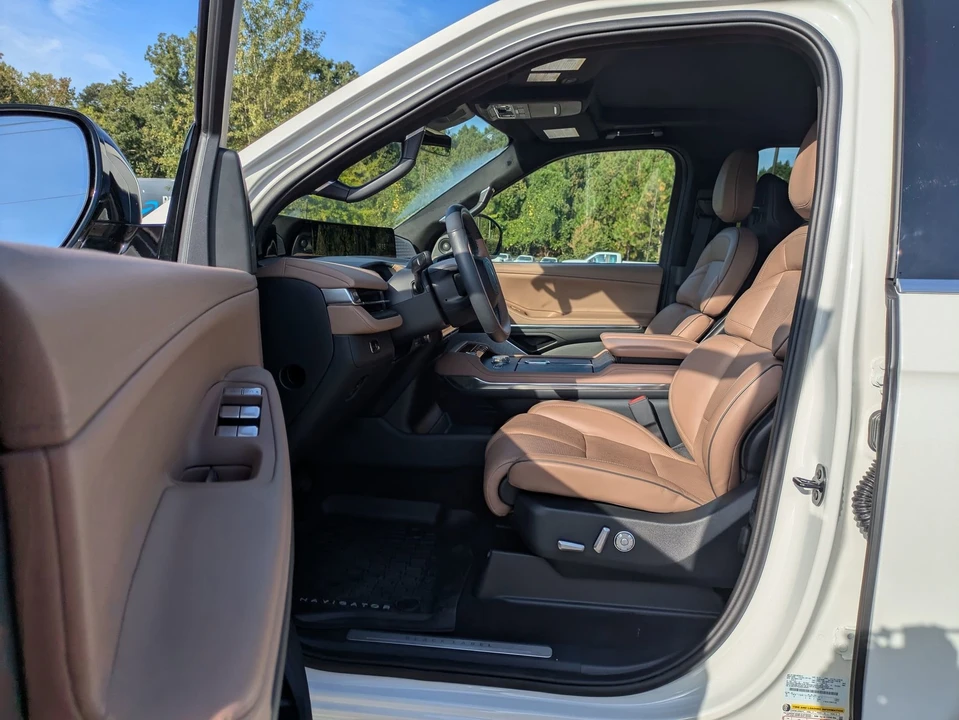 2025 Lincoln Navigator 4th Gen - Image 12 of 12
