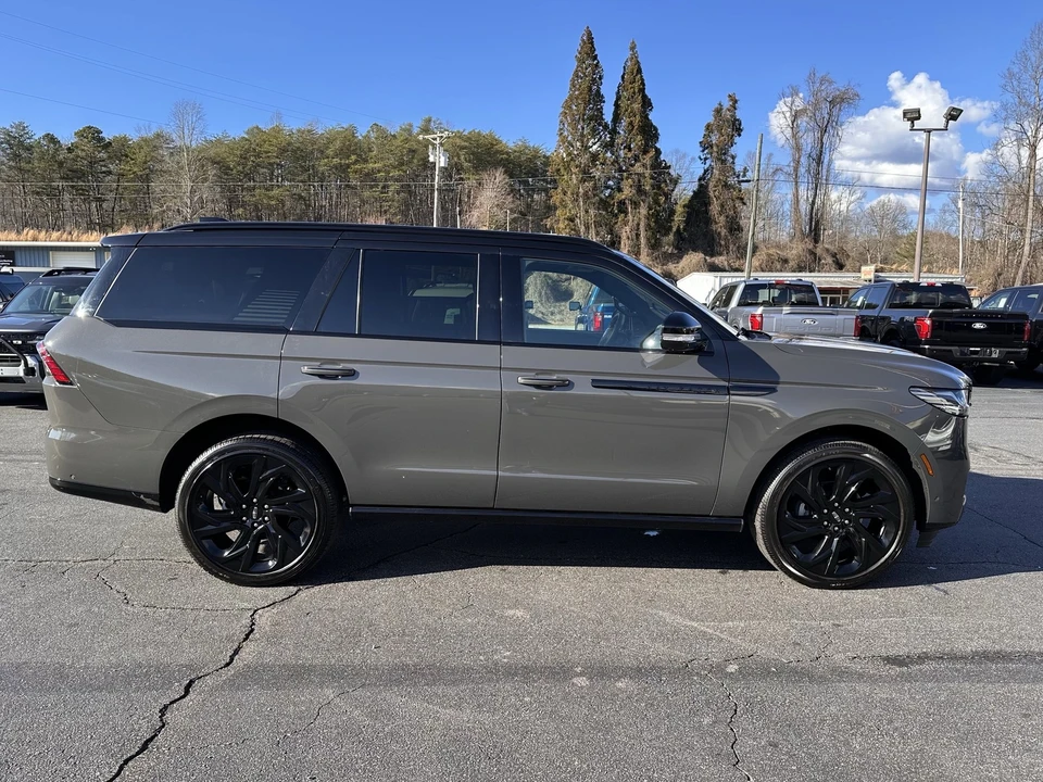 2025 Lincoln Navigator 4th Gen - Image 5 of 31