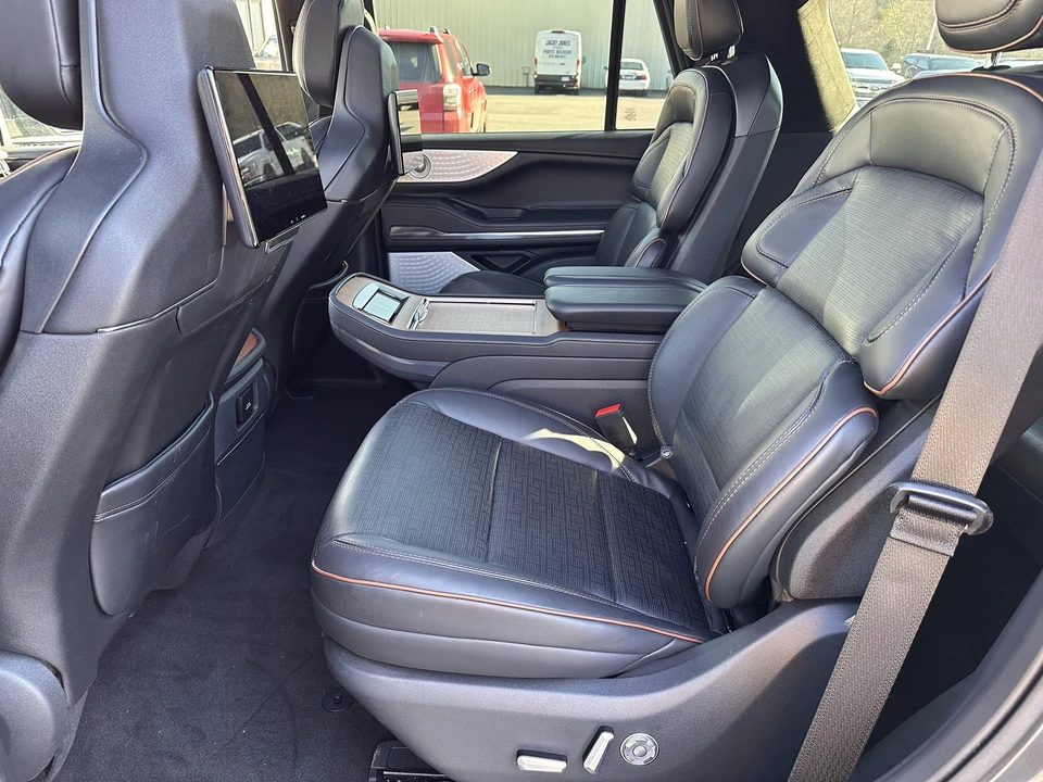 2025 Lincoln Navigator 4th Gen - Image 13 of 31
