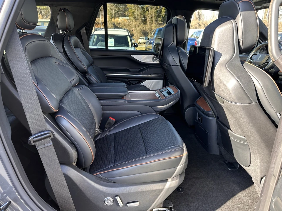 2025 Lincoln Navigator 4th Gen - Image 19 of 31
