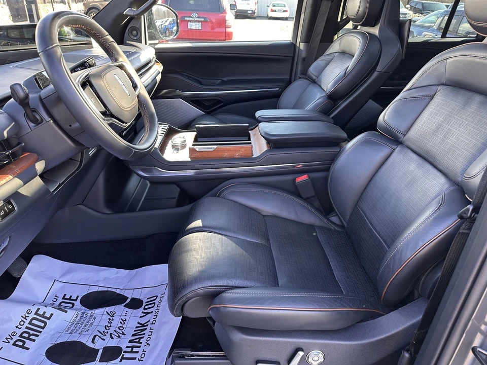 2025 Lincoln Navigator 4th Gen - Image 10 of 31