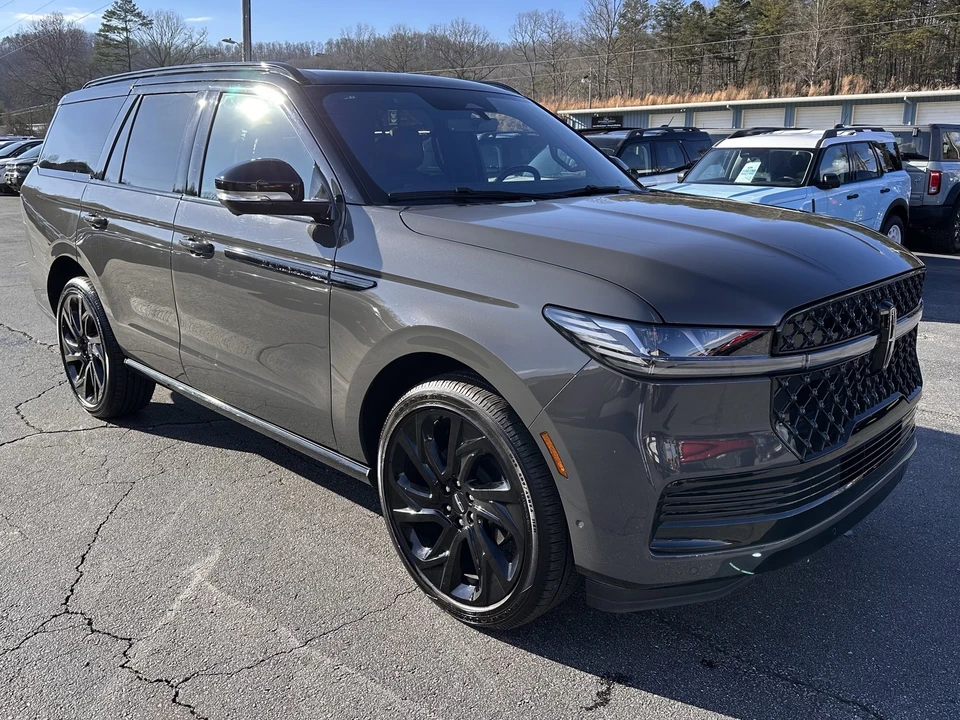 2025 Lincoln Navigator 4th Gen - Image 4 of 31