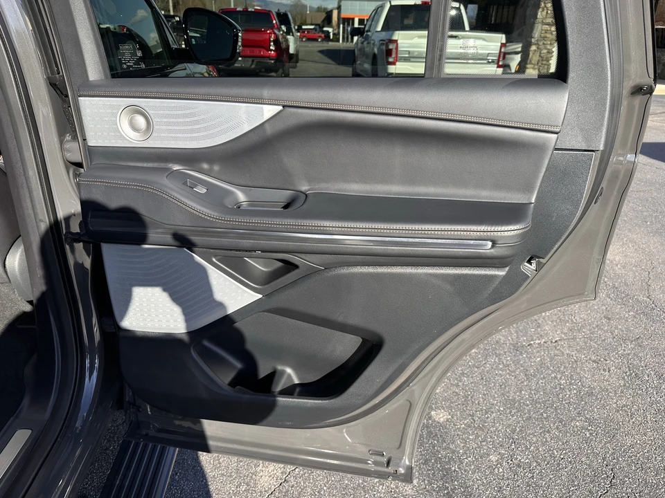 2025 Lincoln Navigator 4th Gen - Image 18 of 31