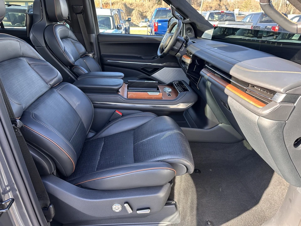 2025 Lincoln Navigator 4th Gen - Image 16 of 31