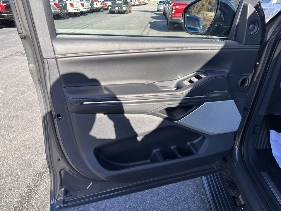 2025 Lincoln Navigator 4th Gen - Image 9 of 31