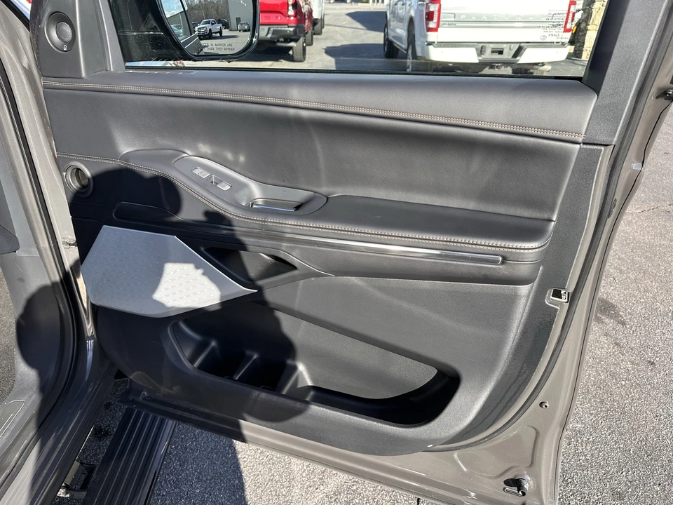 2025 Lincoln Navigator 4th Gen - Image 15 of 31