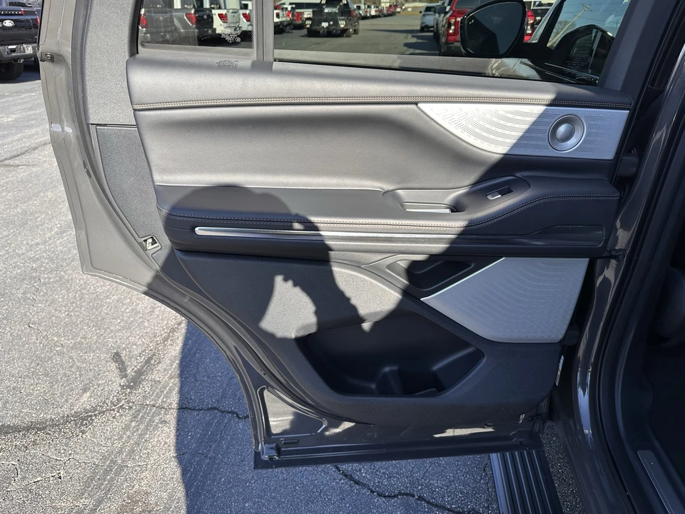 2025 Lincoln Navigator 4th Gen - Image 12 of 31