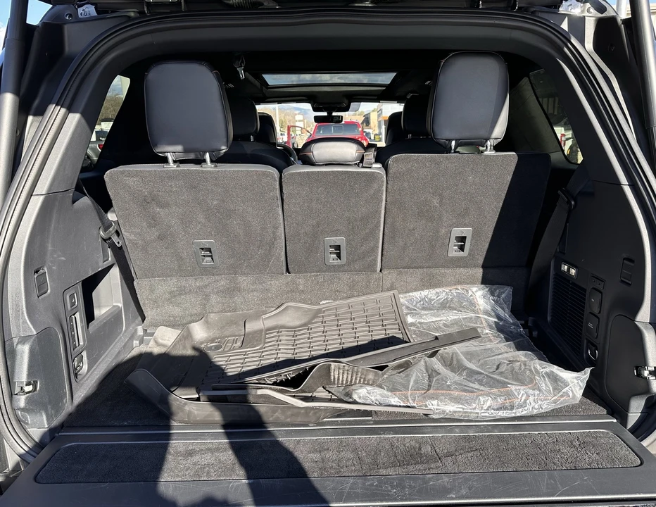 2025 Lincoln Navigator 4th Gen - Image 21 of 31