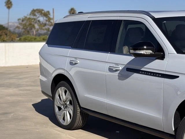 2025 Lincoln Navigator 4th Gen - Image 5 of 12