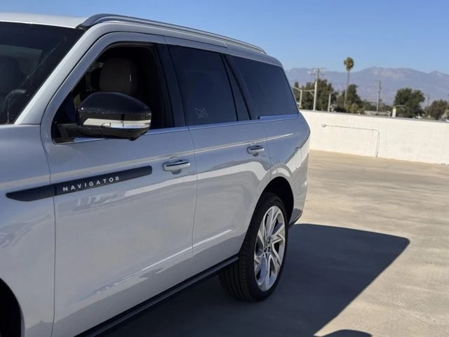 2025 Lincoln Navigator 4th Gen - Image 9 of 12