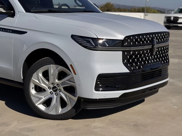 2025 Lincoln Navigator 4th Gen - Image 3 of 12