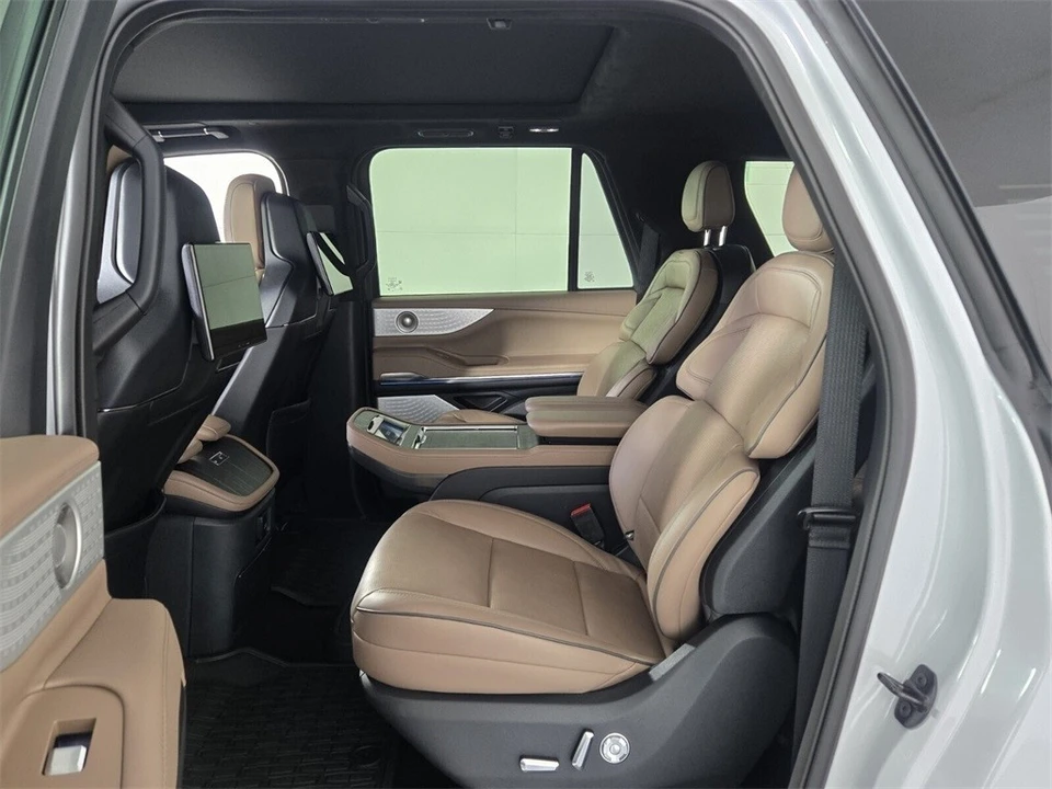 2025 Lincoln Navigator 4th Gen - Image 9 of 12