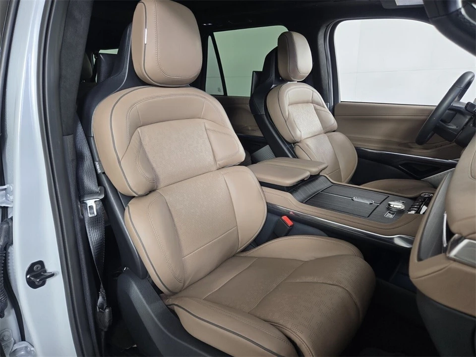 2025 Lincoln Navigator 4th Gen - Image 19 of 21