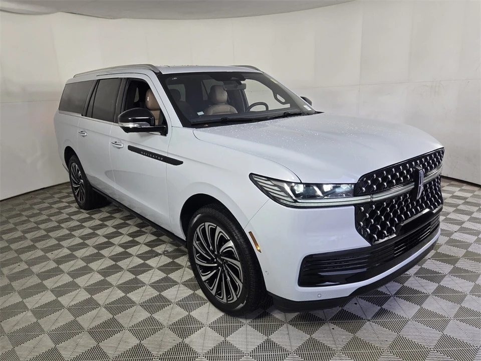 2025 Lincoln Navigator 4th Gen - Image 2 of 12