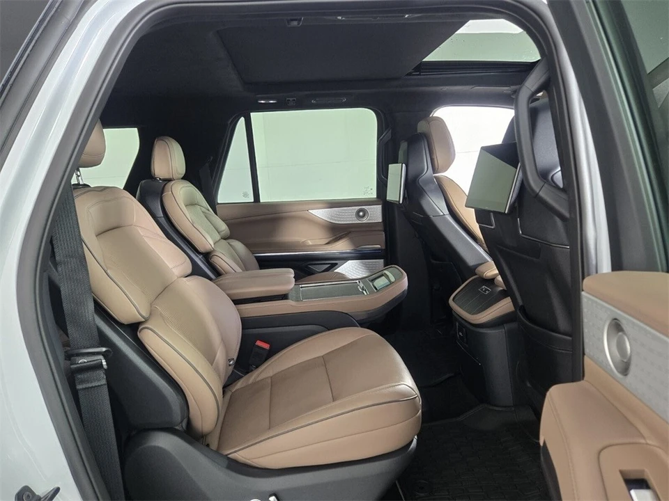 2025 Lincoln Navigator 4th Gen - Image 17 of 21