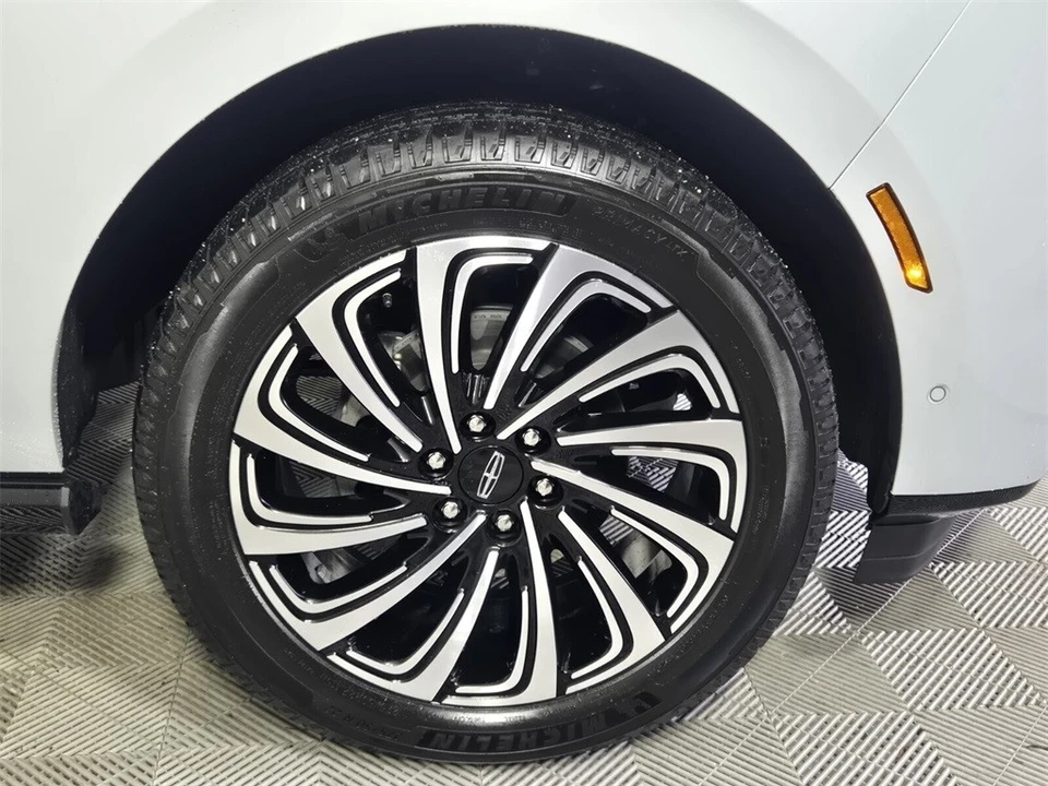 2025 Lincoln Navigator 4th Gen - Image 20 of 21
