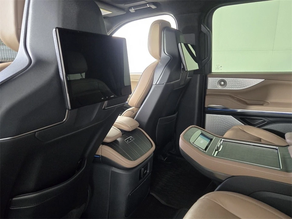 2025 Lincoln Navigator 4th Gen - Image 10 of 21