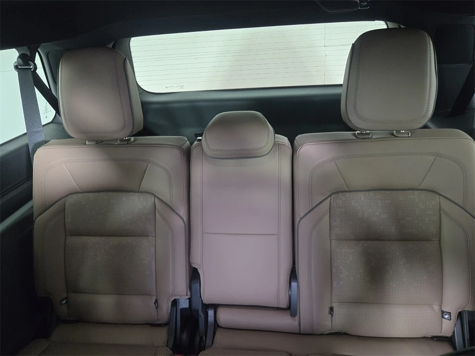 2025 Lincoln Navigator 4th Gen - Image 11 of 12