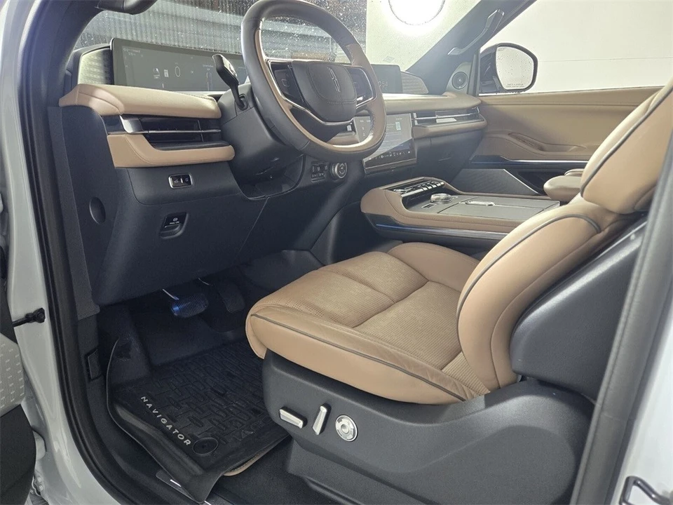 2025 Lincoln Navigator 4th Gen - Image 8 of 12
