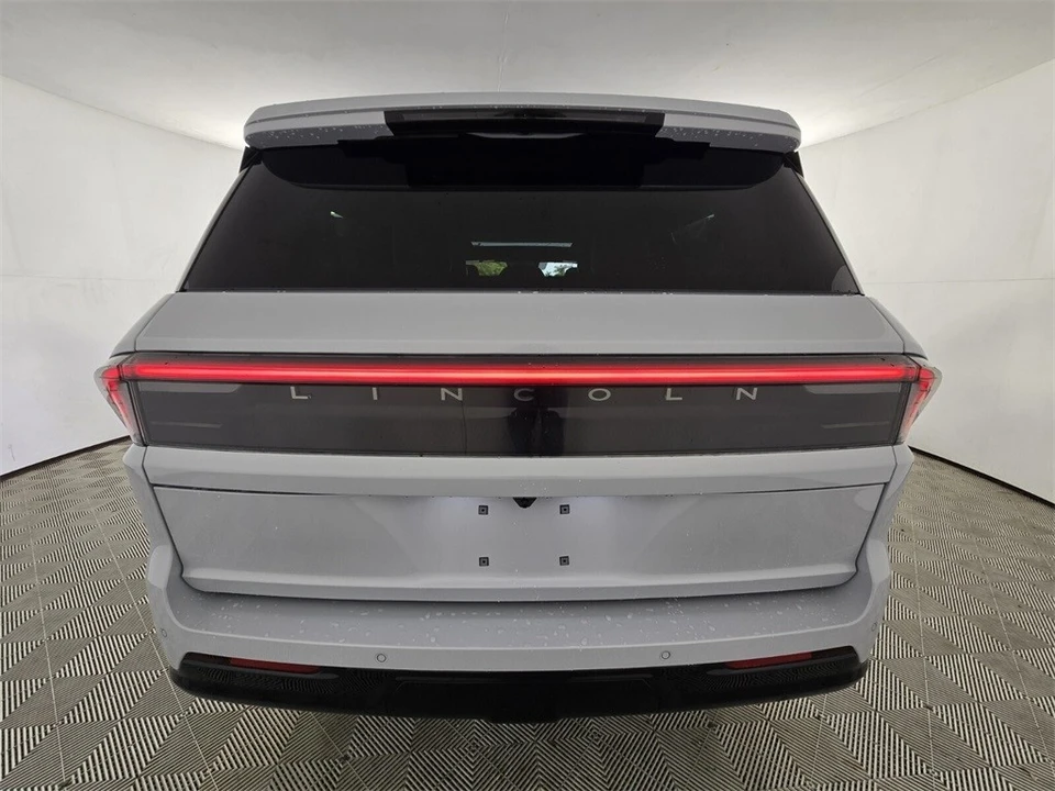 2025 Lincoln Navigator 4th Gen - Image 14 of 21