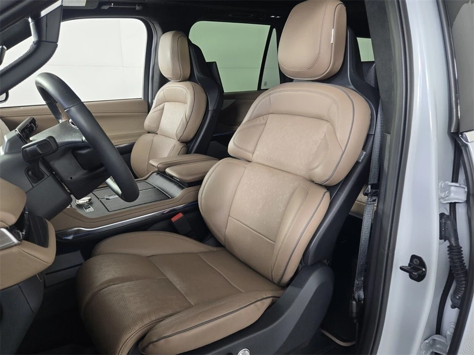 2025 Lincoln Navigator 4th Gen - Image 7 of 12