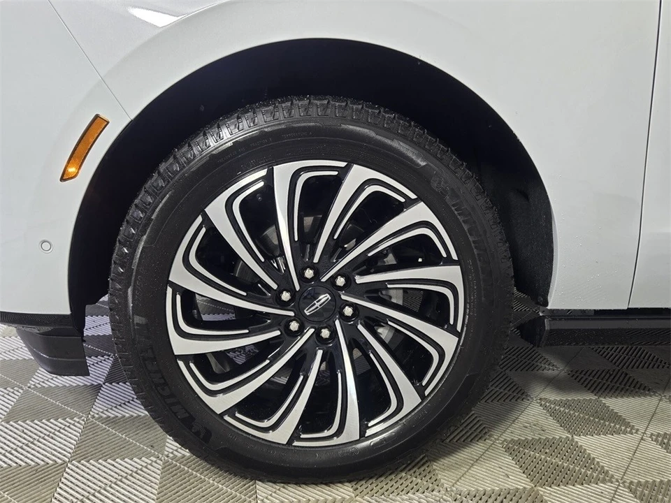2025 Lincoln Navigator 4th Gen - Image 5 of 21