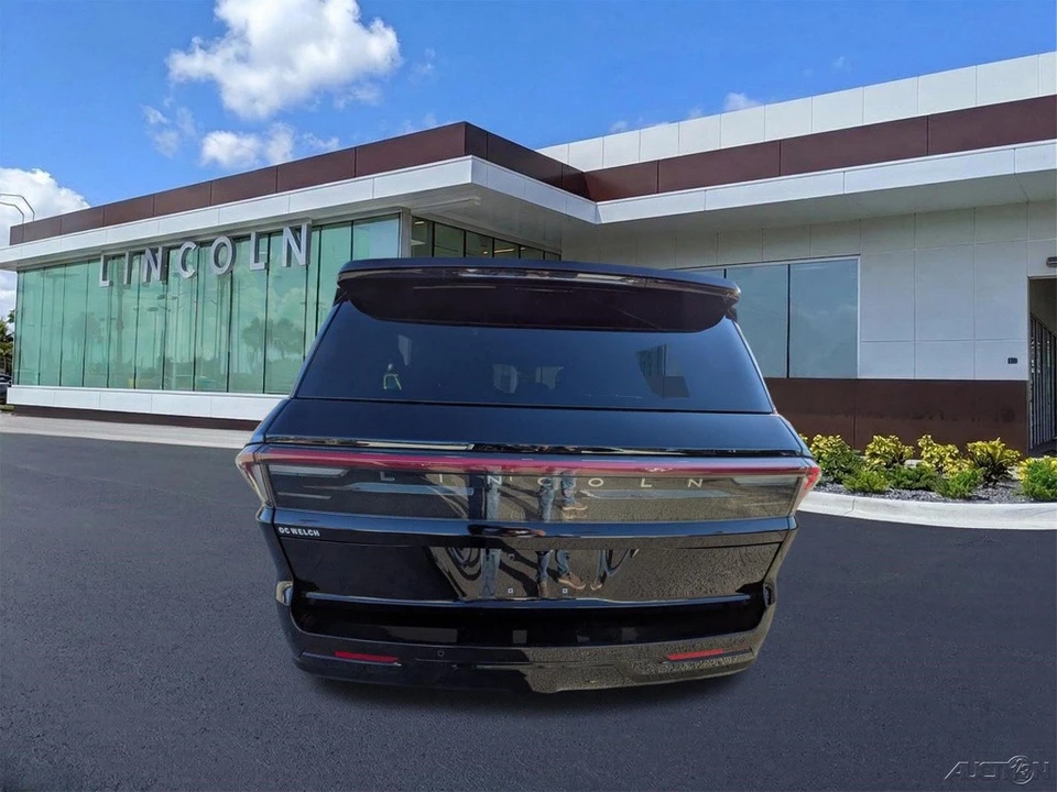 2025 Lincoln Navigator 4th Gen - Image 5 of 21
