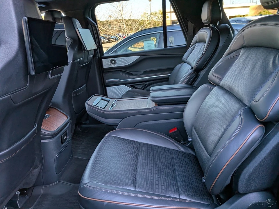 2025 Lincoln Navigator 4th Gen - Image 17 of 21