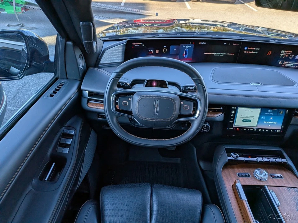2025 Lincoln Navigator 4th Gen - Image 20 of 21