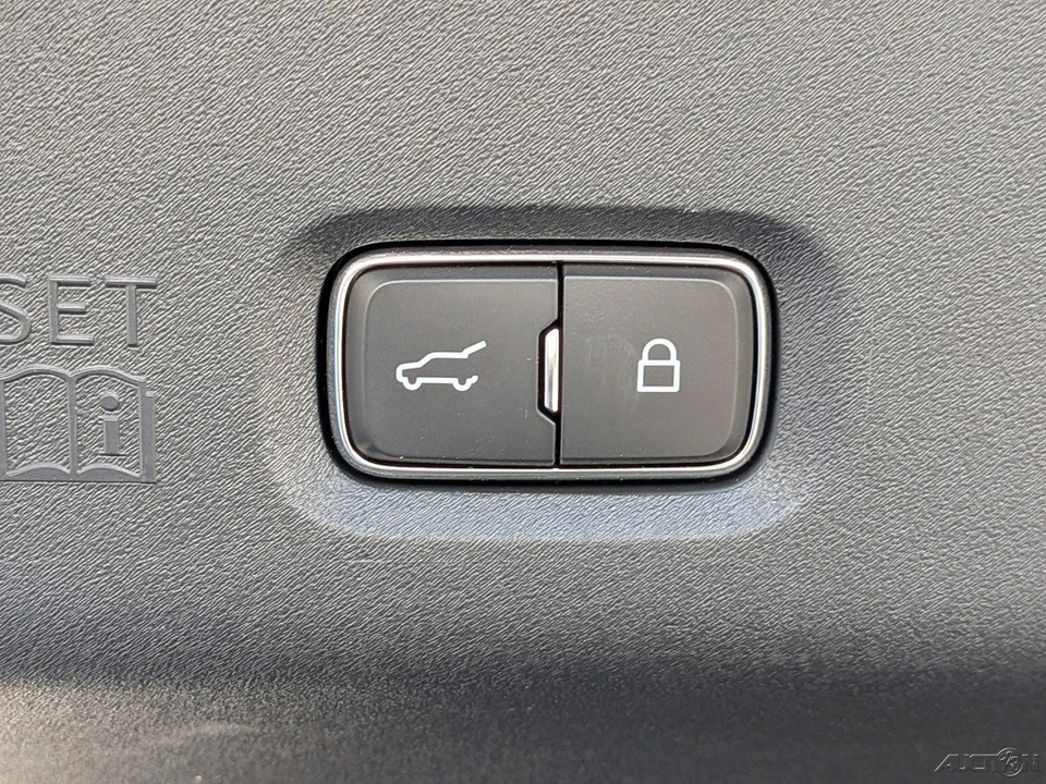 2025 Lincoln Navigator 4th Gen - Image 16 of 21
