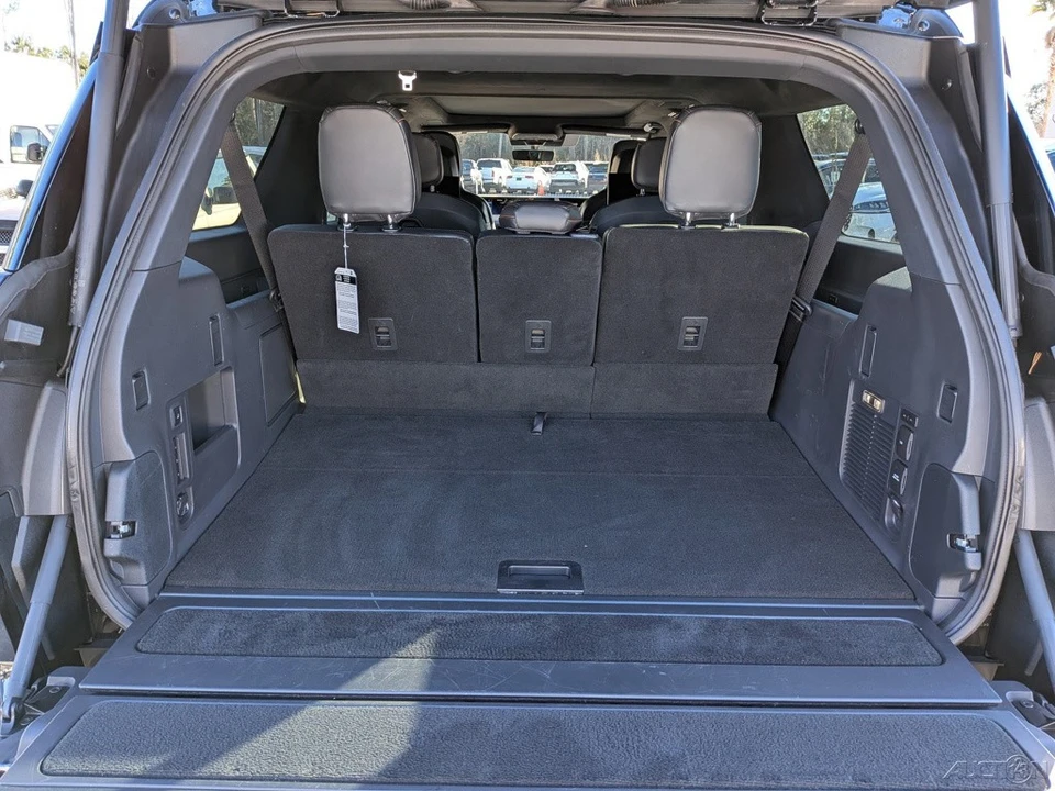 2025 Lincoln Navigator 4th Gen - Image 15 of 21