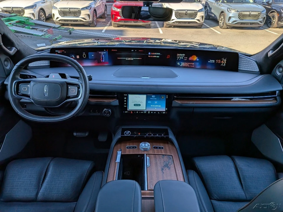 2025 Lincoln Navigator 4th Gen - Image 19 of 21