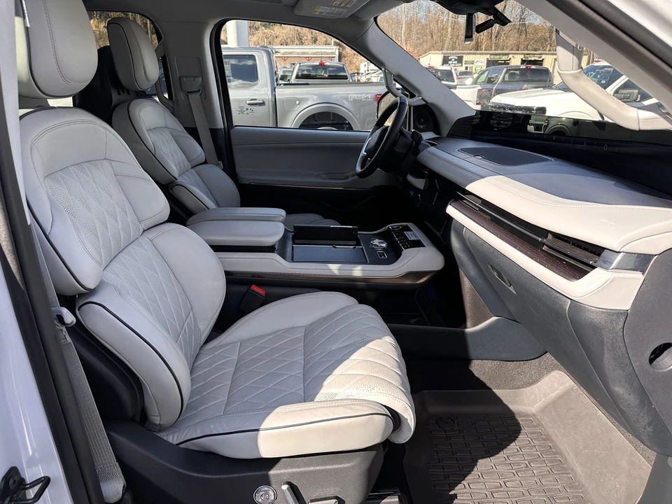 2025 Lincoln Navigator 4th Gen - Image 16 of 31