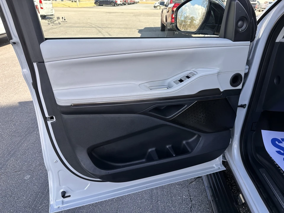 2025 Lincoln Navigator 4th Gen - Image 9 of 31