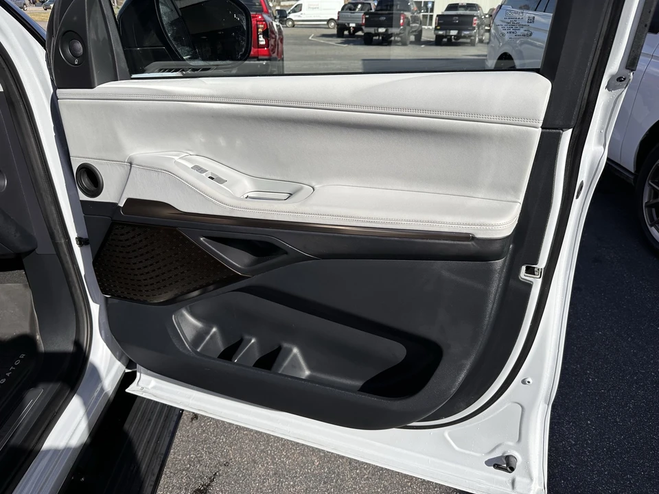 2025 Lincoln Navigator 4th Gen - Image 15 of 31