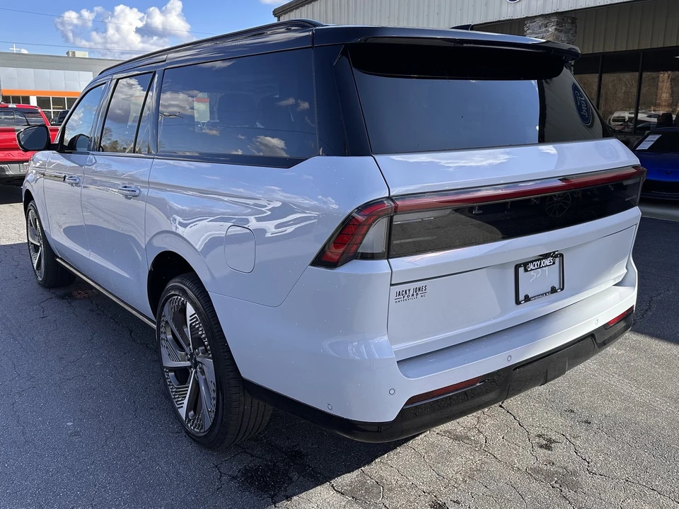 2025 Lincoln Navigator 4th Gen - Image 8 of 12